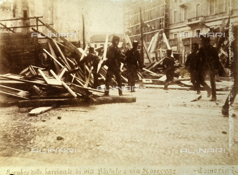 AVQ-A-000024-0007 - Tumulti di Milano del 6-9 maggio 1898: lo sgombero delle barricate in Via Statuto e in Via Moscova - Data dello scatto: 06-09/05/1898 - Archivi Alinari, Firenze