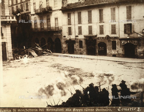 AVQ-A-000024-0009 - Tumulti di Milano del 6-9 maggio 1898: i bersaglieri sparano al popolo protetto da una barricata alla Foppa, Corso Garibaldi - Data dello scatto: 06-09/05/1898 - Archivi Alinari, Firenze