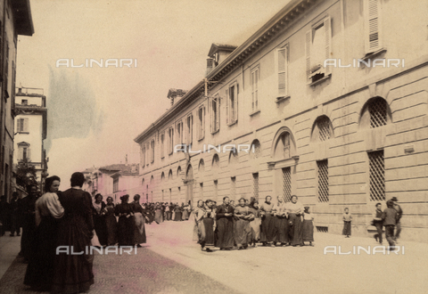 AVQ-A-000024-0014 - Tumulti di Milano del 6-9 maggio 1898: le sigaraie di Via Moscova abbandonano il lavoro e scendono compatte in strada - Data dello scatto: 06-09/05/1898 - Archivi Alinari, Firenze