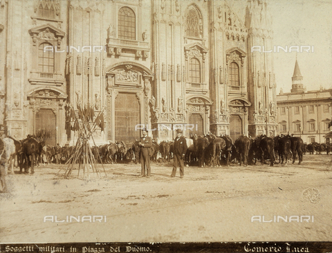 AVQ-A-000024-0016 - Tumulti di Milano del 6-9 maggio 1898: due uomini ritratti davanti al sagrato del Duomo, alle loro spalle, i militari e i cavalli dell'Esercito del generale Bava Beccaris - Data dello scatto: 06-09/05/1898 - Archivi Alinari, Firenze