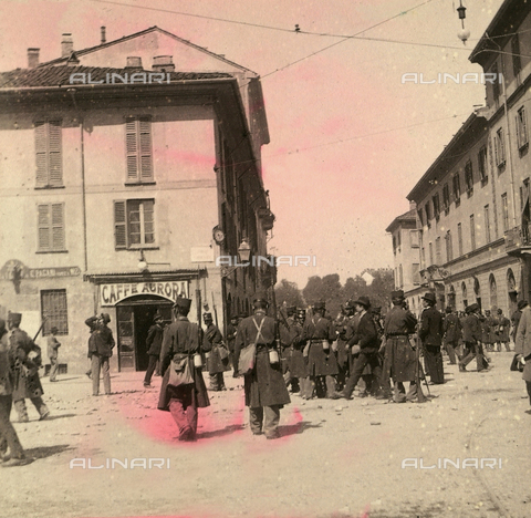 AVQ-A-000024-0019 - Tumulti di Milano del 6-9 maggio 1898: militari dell'Esercito del generale Bava Beccaris sul Corso Garibaldi - Data dello scatto: 06-09/05/1898 - Archivi Alinari, Firenze