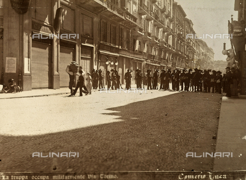 AVQ-A-000024-0023 - Tumulti di Milano del 6-9 maggio 1898: Via Torino occupata dai militari dell'Esercito del generale Bava Beccaris - Data dello scatto: 06-09/05/1898 - Archivi Alinari, Firenze