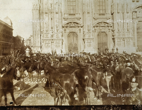 AVQ-A-000024-0026 - Tumulti di Milano del 6-9 maggio 1898: quartiere generale dell'Esercito del generale Bava Beccaris, davanti al sagrato del Duomo - Data dello scatto: 06-09/05/1898 - Archivi Alinari, Firenze