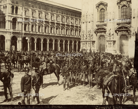 AVQ-A-000024-0030 - Tumulti di Milano del 6-9 maggio 1898: militari dell'Esercito del generale Bava Beccaris davanti al sagrato del Duomo - Data dello scatto: 06-09/05/1898 - Archivi Alinari, Firenze