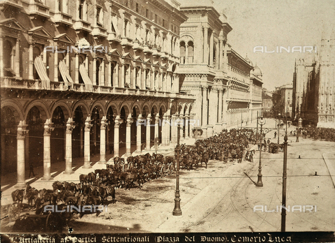 AVQ-A-000024-0042 - Tumulti di Milano del 6-9 maggio 1898: schieramento dell'Artiglieria vicino ai portici in Piazza del Duomo - Data dello scatto: 06-09/05/1898 - Archivi Alinari, Firenze