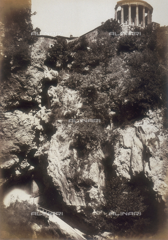AVQ-A-000073-0024 - Tivoli: la rovina con il Tempio della Sibilla e la grotta di Nettuno - Data dello scatto: 1858 - Archivi Alinari, Firenze