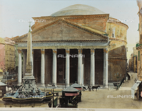 AVQ-A-000111-0007 - "Italie - Rome - Mars 1904"; veduta di Piazza della Rotonda a Roma, con il Pantheon e la Fontana - Data dello scatto: 1880-1890 - Archivi Alinari, Firenze