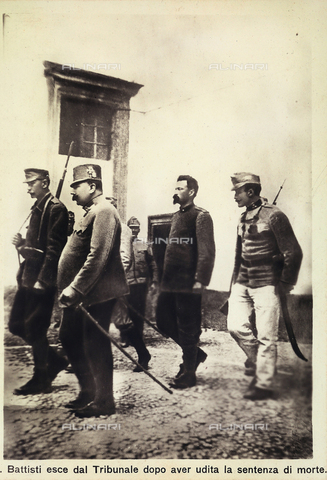 AVQ-A-000133-0006 - Cesare Battisti walking from the exit of the court of justice after the death sentence, Trento - Date of photography: 11/07/1916 - Alinari Archives, Florence