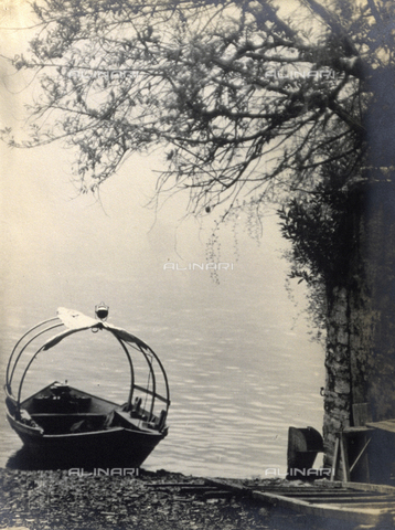 AVQ-A-000205-0011 - Tipica imbarcazione comacina tratta in secca sulla riva del lago - Data dello scatto: 1931 ca. - Archivi Alinari, Firenze