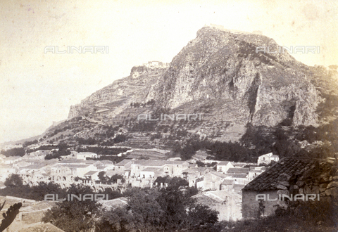 AVQ-A-000209-0005 - Scorcio panoramico di Taormina - Data dello scatto: 1870-1890 ca. - Archivi Alinari, Firenze