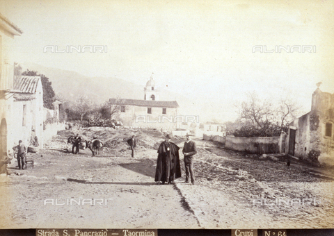 AVQ-A-000209-0019 - Veduta della vecchia strada San Pancrazio a Taormina - Data dello scatto: 1870-1890 ca. - Archivi Alinari, Firenze