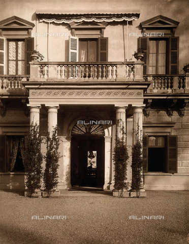 AVQ-A-000443-0002 - Entrance of Villa Zina, former Villa Giulia in Bellagio on the Lake Como. The neoclassical villa was built by the count Pietro Venini - Date of photography: 1915 ca. - Alinari Archives, Florence