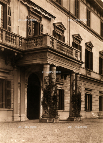 AVQ-A-000443-0004 - Ingresso di Villa Zina, ex Villa Giulia a Bellagio, sul Lago di Como. La villa, in stile neoclassico, fu costruita dal conte Pietro Venini - Data dello scatto: 1915 ca. - Archivi Alinari, Firenze