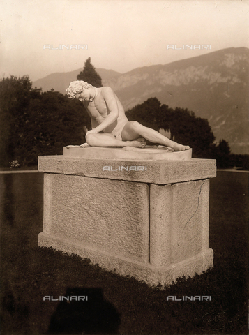 AVQ-A-000443-0023 - Una copia del Galata morente, statua collocata nel parco di Villa Zina, ex Villa Giulia a Bellagio, sul Lago di Como - Data dello scatto: 1915 ca. - Archivi Alinari, Firenze