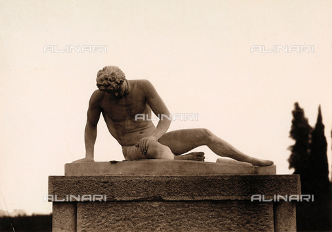 AVQ-A-000443-0024 - Una copia del Galata morente, statua collocata nel parco di Villa Zina, ex Villa Giulia a Bellagio, sul Lago di Como - Data dello scatto: 1915 ca. - Archivi Alinari, Firenze