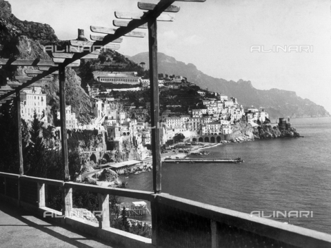 AVQ-A-000464-0003 - Panorama della città di Amalfi in occasione della "Regata delle antiche Repubbliche Marinare" - Data dello scatto: 1957 - Archivi Alinari, Firenze