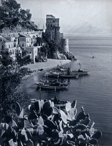 AVQ-A-000464-0015 - Alcune imbarcazioni nella costa di Amalfi in occasione della "Regata delle antiche Repubbliche Marinare" - Data dello scatto: 1957 - Archivi Alinari, Firenze