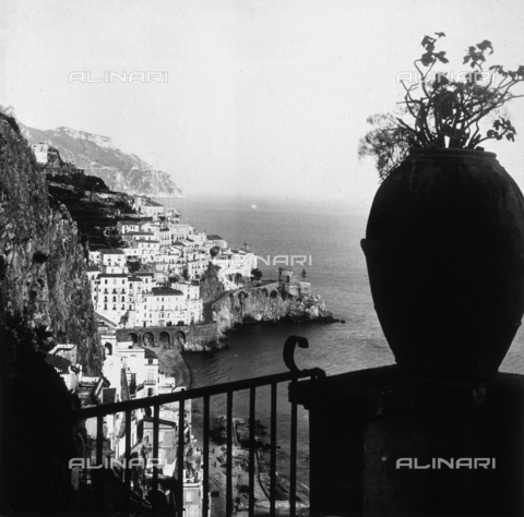 AVQ-A-000464-0020 - Panorama di Amalfi in occasione della "Regata delle antiche Repubbliche Marinare" - Data dello scatto: 1957 - Archivi Alinari, Firenze