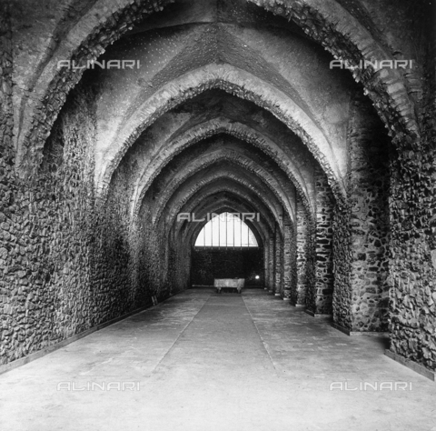 AVQ-A-000464-0023 - Edificio di Amalfi con volte a sesto acuto fotografato in occasione della "Regata delle antiche Repubbliche Marinare" - Data dello scatto: 1957 - Archivi Alinari, Firenze