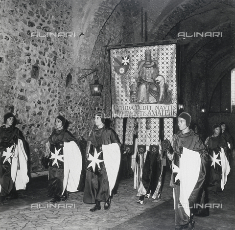 AVQ-A-000464-0032 - Personaggi in costume rappresentanti la città di Amalfi in occasione della "Regata delle antiche Repubbliche Marinare" svoltasi ad Amalfi - Data dello scatto: 1957 - Archivi Alinari, Firenze