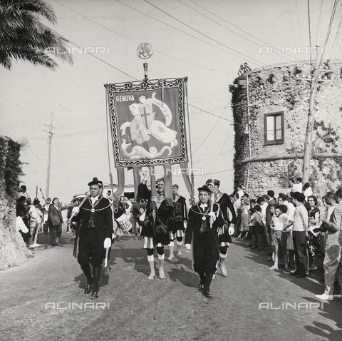 AVQ-A-000464-0047 - Una parte del corteo storico sfila in occasione della "Regata delle antiche Repubbliche Marinare" svoltasi ad Amalfi nel 1957 - Data dello scatto: 1957 - Archivi Alinari, Firenze