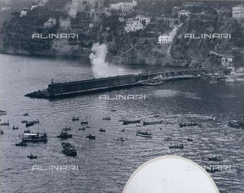 AVQ-A-000464-0057 - Un momento della "Regata delle antiche Repubbliche Marinare" svoltasi ad Amalfi nel 1957 - Data dello scatto: 1957 - Archivi Alinari, Firenze