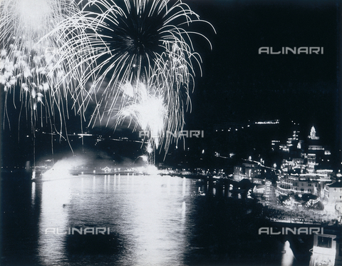 AVQ-A-000464-0068 - Fuochi d'artificio al termine della "Regata delle antiche Repubbliche Marinare" svoltasi ad Amalfi - Data dello scatto: 1957 - Archivi Alinari, Firenze