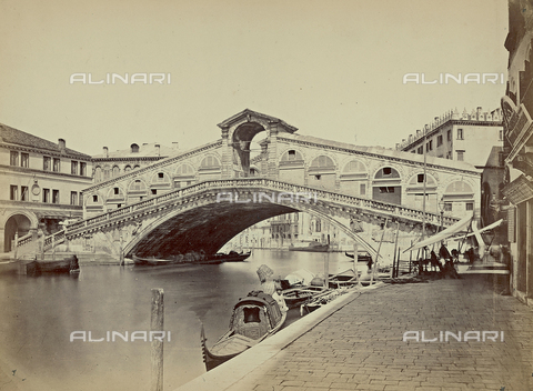 AVQ-A-000568-0001 - Veduta del Canal Grande con il Ponte di Rialto, Venezia - Data dello scatto: 1860-1870 - Archivi Alinari, Firenze