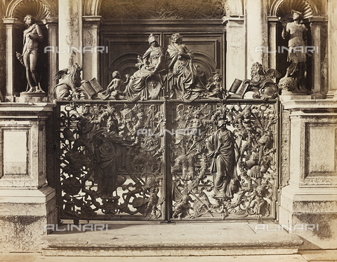 AVQ-A-001027-0012 - Cancello della loggetta alla base del Campanile di San Marco, a Venezia - Data dello scatto: 1860-1870 - Archivi Alinari, Firenze