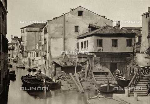 AVQ-A-001272-0012 - Veduta animata di uno squero presso Rio della Bottesella, a Venezia - Data dello scatto: 1890-1895 - Archivi Alinari, Firenze