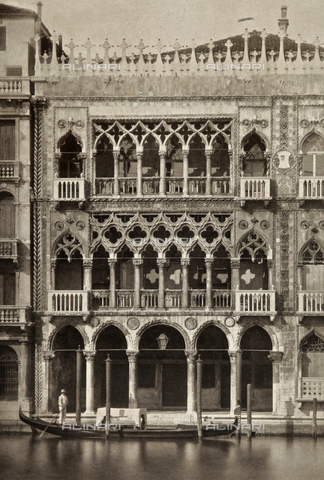 AVQ-A-001272-0023 - Particolare della facciata della Ca' d'Oro, sul Canal Grande a Venezia - Data dello scatto: 1890-1895 - Archivi Alinari, Firenze