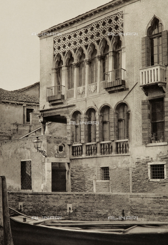 AVQ-A-001272-0024 - Palazzo Arian-Cicogna a Venezia, particolare con le finestre e i balconi - Data dello scatto: 1890-1895 - Archivi Alinari, Firenze