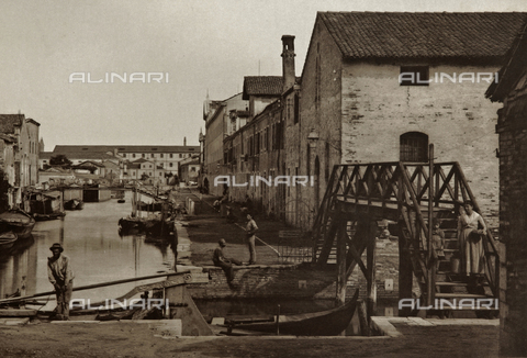 AVQ-A-001272-0050 - Veduta animata di un canale dell'Isola della Giudecca, Venezia - Data dello scatto: 1890-1895 - Archivi Alinari, Firenze