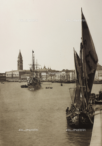 AVQ-A-001272-0073 - Veduta animata del Bacino di San Marco a Venezia - Data dello scatto: 1890-1895 - Archivi Alinari, Firenze