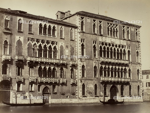 AVQ-A-001323-0010 - Veduta di Palazzo Giustinian e di Ca' Foscari sul Canal Grande a Venezia - Data dello scatto: 1865-1875 - Archivi Alinari, Firenze