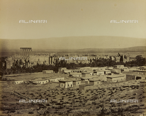 AVQ-A-001581-0018 - Album "Damas et Baalbek": Housing in Baalbek (Heliopolis). In the background the Acropolis with the temple of Jupiter or the Sun - Date of photography: 1880 ca. - Alinari Archives, Florence