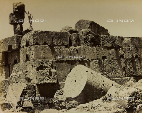 AVQ-A-001581-0024 - Album "Damas et Baalbek": Ruins of the Temple of Jupiter or the Sun in Baalbek (Heliopolis) - Date of photography: 1880 ca. - Alinari Archives, Florence