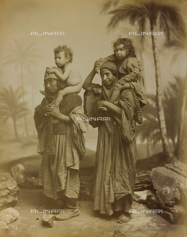 AVQ-A-001581-0045 - Album " Damas et Baalbek ": Pair of women with two children on shoulders - Date of photography: 1880 ca. - Alinari Archives, Florence