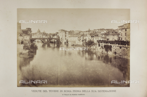 AVQ-A-002219-0005 - La sponda sinistra del fiume Tevere a valle del Ponte Fabricio prima della costruzione del lungotevere - Data dello scatto: 1887 - Archivi Alinari, Firenze