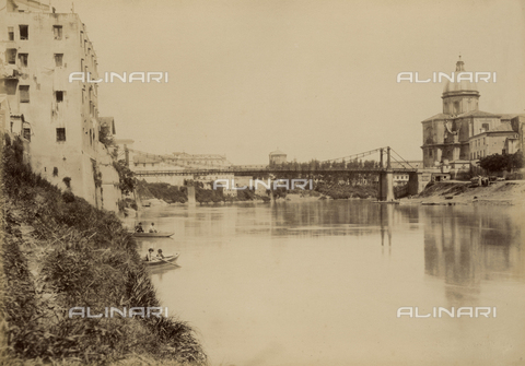 AVQ-A-002219-0026 - "Vedute del Tevere in Roma prima della sua sistemazione: veduta a valle del Ponte di San Giovanni dei Fiorentini, sponda sinistra". Sullo sfondo il Ponte di San Giovanni dei Fiorentini realizzato nel 1861 e demolito nel 1941 - Data dello scatto: 1885 ca. - Archivi Alinari, Firenze