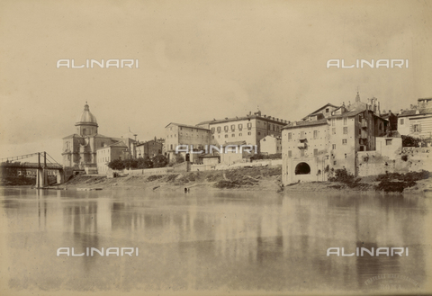 AVQ-A-002219-0027 - "Vedute del Tevere in Roma prima della sua sistemazione: dalla Chiesa dei Bresciani al Ponte di San Giovanni dei Fiorentini, sponda sinistra". Sulla sinistra il Ponte di San Giovanni dei Fiorentini realizzato nel 1861 e demolito nel 1941 - Data dello scatto: 1887 - Archivi Alinari, Firenze