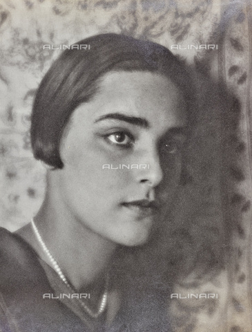 AVQ-A-002773-0073 - Volto di giovane donna con i capelli corti - Data dello scatto: 1930-1940 - Archivi Alinari, Firenze
