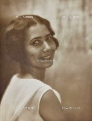 AVQ-A-002773-0080 - Ritratto di donna sorridente - Data dello scatto: 1930-1940 - Archivi Alinari, Firenze