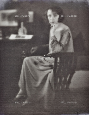 AVQ-A-002773-0081 - Ritratto di donna seduta - Data dello scatto: 1920-1930 - Archivi Alinari, Firenze