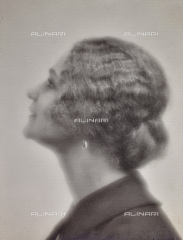 AVQ-A-002773-0083 - Giovane donna di profilo - Data dello scatto: 1920-1930 - Archivi Alinari, Firenze
