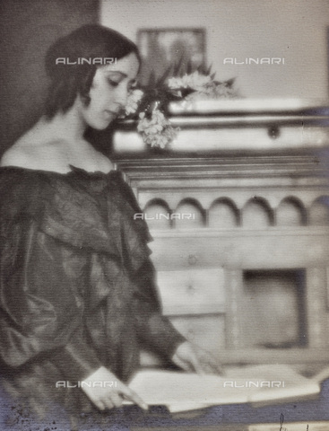 AVQ-A-002773-0085 - Ritratto di donna in costume - Data dello scatto: 1920-1930 - Archivi Alinari, Firenze