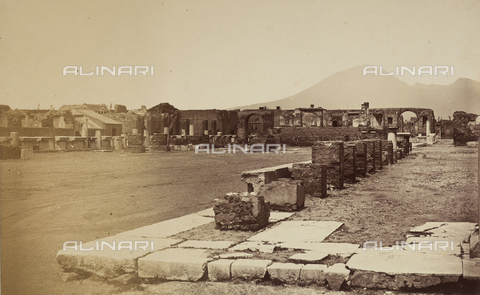 AVQ-A-002966-0072 - La zona settentrionale del Foro romano di Pompei. - Data dello scatto: 1862 ca. - Archivi Alinari, Firenze