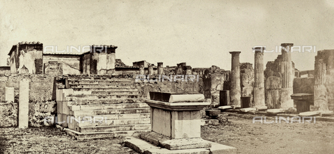 AVQ-A-002966-0087 - L'ara sacrificale e la cella del Tempio di Venere Pompeiana a Pompei - Data dello scatto: 1862 ca. - Archivi Alinari, Firenze