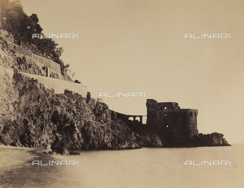 AVQ-A-002966-0111 - La costa di Maiori, nel Golfo di Salerno, con un fortino difensivo - Data dello scatto: 1854-1863 ca. - Archivi Alinari, Firenze