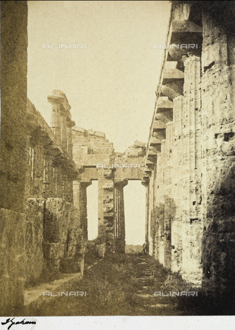 AVQ-A-002966-0118 - Interno del tempio di Nettuno a Paestum ripreso da est - Data dello scatto: 1854-1863 ca. - Archivi Alinari, Firenze